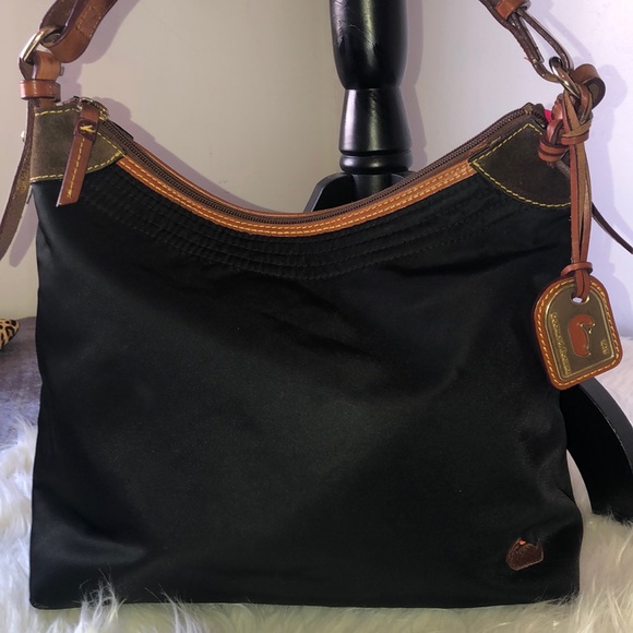 Dooney & Bourke Handbags - Dooney & Bourke shoulder bag EUC